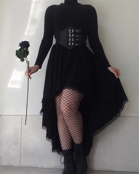 pin de moon black em saias looks góticos femininos roupas góticas moda sombria