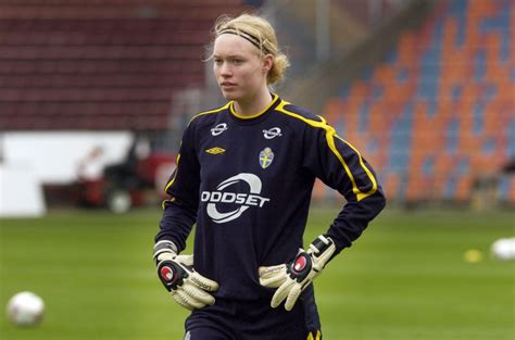 Framtiden för svensk fotboll är ljus! Landslagsmålvakten Hedvig Lindahl vill vara en förebild - QX