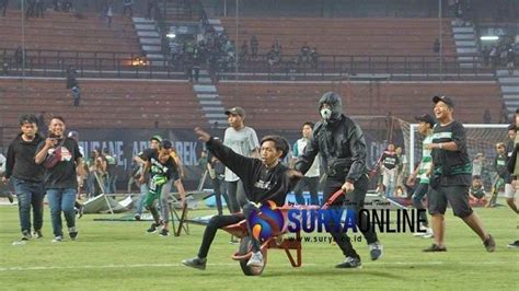 Laga Persebaya Vs Pss Berakhir Ratusan Suporter Masuk Lapangan