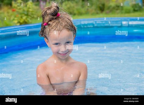 Kleines M Dchen In Einem Schwimmbad In Einem Sommergarten Aufblasbares