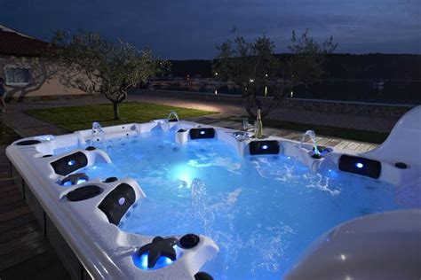 Free uk delivery over £399. Biggest Jacuzzi In The World | Enredada