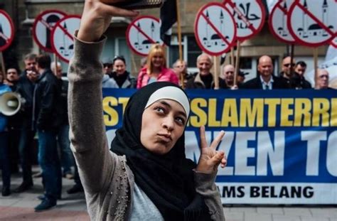 Muslim Womans Cheeky Selfie With Anti Islam Group Goes Viral Bbc News