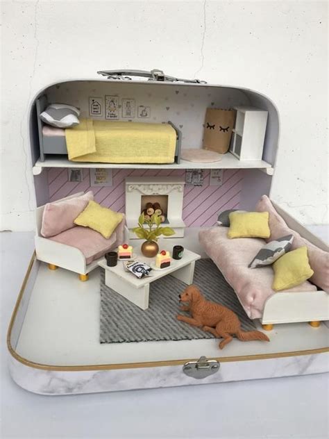 Weitere ideen zu puppenhaus, puppenmöbel, haus. Dollhouse Travel dollhouse in a Suitcase Modern Miniature ...