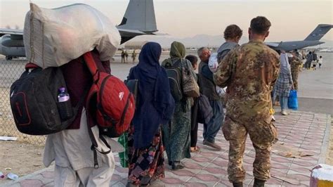 افغانستان میں طالبان دلی ایئرپورٹ سے واپس بھیجی گئی افغان رکن پارلیمان رنگینہ کارگر کہتی ہیں کہ