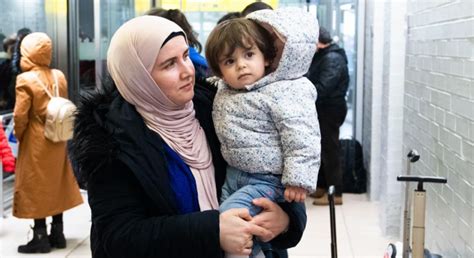 ألمانيا وصول لاجئين سوريين من تركيا من خلال برنامج إعادة التوطين التابع للاتحاد الأوروبي عرب