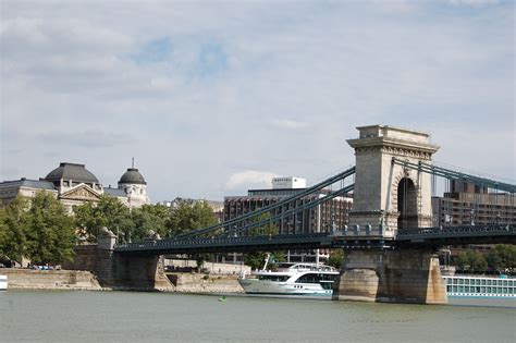 Budapest El Puente De Las Cadenas Cruzando El Rio Danubio Río