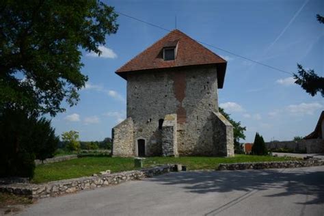 Szabadbattyán nagyközségi önkormányzat hivatalos weboldala. gótikus lakótorony - Picture of Szabadbattyan, Fejer ...
