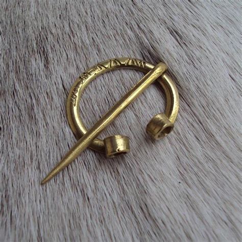 Brass Cloak Pin Med Bilder