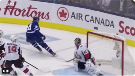Alors qu'un juge de lignes s'interposait entre sabourin et lui, il a tenté de regarder dans le dos du chandail de son adversaire, pour tenter de savoir de qui il s'agissait. Hockey30 | Matthews a été FOUETTÉ en TA...