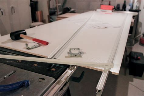 Il vous sera plus facile d'installer l'aménagement intérieur de votre placard avant la pose définitive des portes pour des raisons évidentes de facilités. Porte de placard coulissante recoupable vs sur mesure ...