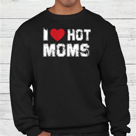 Distressed I Love Hot Moms Red Heart Shirt Teeuni