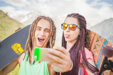 De Gelukkige Mensen Maken Selfie Op Mobiele Telefoon Bij Berg Openlucht Stock Afbeelding Image