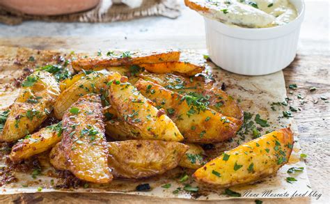 In bianco, al sugo, con i pomodorini, con le olive, con i ceci o con le patate, sembra quasi che ogni ingrediente si sposi bene con il sapore caratteristico del baccalà. Patate rustiche al forno - croccanti fuori e mordide dentro