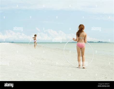 Mädchen Spielen Mit Kunststoff Reifen Am Strand Stockfotografie Alamy