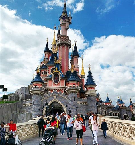 ديزني لاند باريس هو منتجع ترفيهي لقضاء العطلات والأوقات الرائعة مساحته 22.30 كيلومتر مربع.يقع في مقاطعة سيين إت مارن شرق مدينة باريس. ديزني لاند - باريس Disneyland Paris #فرنسا #باريس #اوروبا ...