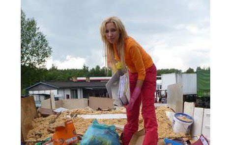Června 2013 na prvním kanálu české televize.seriál připravili filip bobiňski, rudolf merkner a petr šizling, a byl vyráběn v koprodukci se společností dramedy productions. Lounová pomáhala odklízet následky povodní.