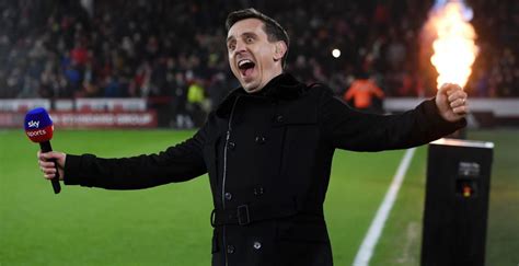 Es werden unter anderem die trainerstationen und seine stationen als spieler aufgelistet. Begejstret Neville popper champagne efter Liverpool ...