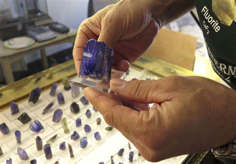 Gem, mineral show brings international community to Tucson | WTOP