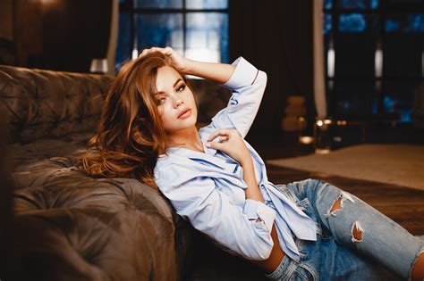 wallpaper women portrait on the floor sitting shirt torn jeans depth of field couch
