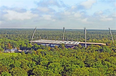 Altes stadion karlsruhe is situated nearby to youniq. Trotz Abstieg: Karlsruhe baut neues Stadion - Baden ...