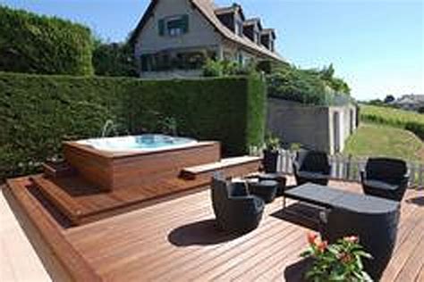 15 Hot Tub Deck Surround Ideas