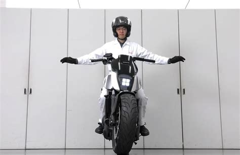 Honda Unveils Self Balancing Motorbike That Can Ride Itself At Ces 2017 Bikedekho