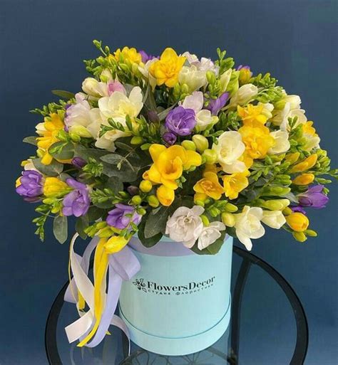 Fiorai che consegnano a bianchi. Pin di La figlia dei fiori su Fiori in scatola nel 2020 ...