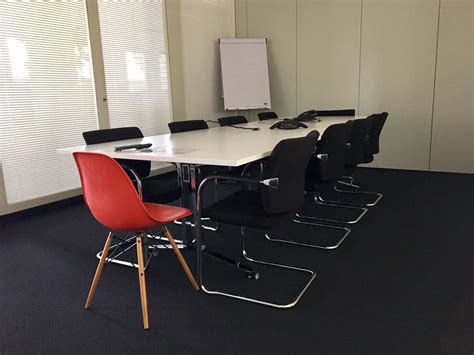 Ich interessiere mich sehr für die tätigkeiten des roten kreuzes und für die medizin überhaupt. Was hat es mit dem roten Stuhl auf sich? - changeM changeM