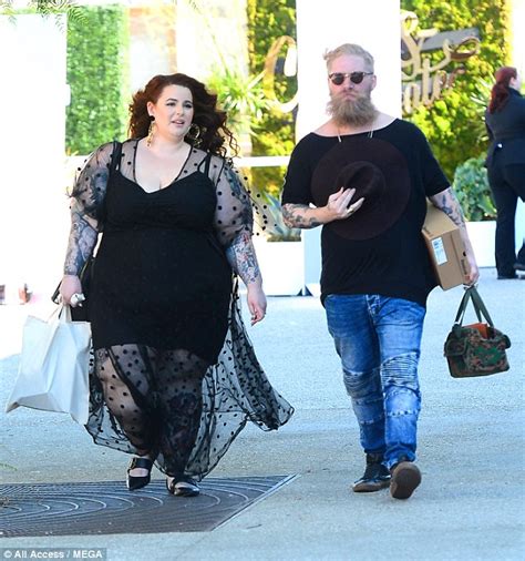 Size 22 Model Tess Holliday Wows In Plunging Sheer Dress Daily Mail