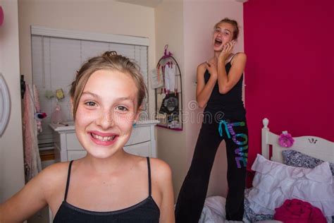 Deux Jeunes Filles Jouant Dans Leur Chambre Photo Stock Image Du