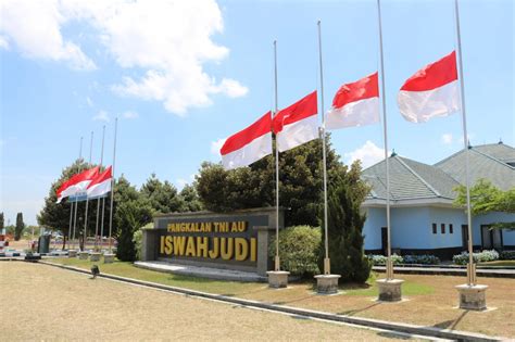 Lanud Iswahjudi Kibarkan Bendera Merah Putih Setengah Tiang Website