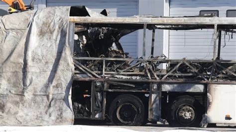 Lesodródott az autópályáról, majd felborult egy busz vasárnap hajnalban horvátországban, a balesetben tíz ember meghalt és. 2017-01-22 - Megkezdik a veronai buszbaleset áldozatainak ...