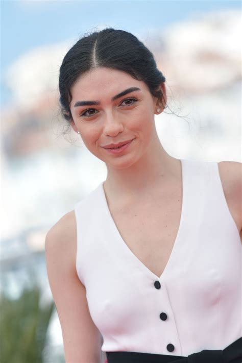 Diye merak ediyorsanız doğru sayfadasınız. Hazar Erguclu -"Ahlat Agaci" Photocall in Cannes 05/19/2018 • CelebMafia
