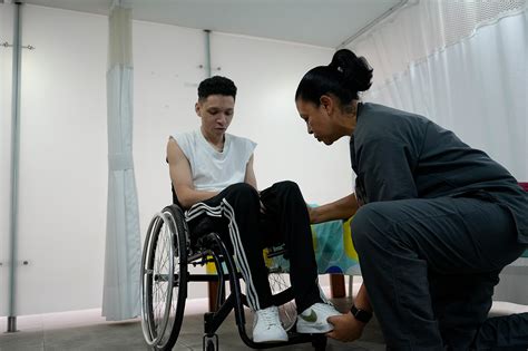 sillas de ruedas a personas con discapacidad