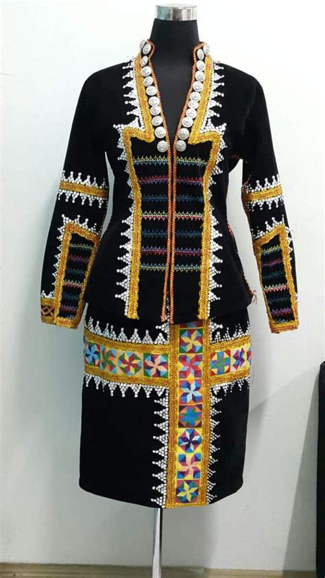 Pakaian traditional suku kaum dusun tambunan dipanggil 'sinombiaka' bagi yang telah dipermodenkan.manakala jenis yang asal dikenali dengan nama 'sinombiaka rombituon',di mana mempunyai hiasan lebih ringkas. BORNEO TRADISIONAL COSTUME: Pakaian Tradisi Daerah Papar