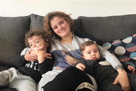 No hospital, a cantora foi obrigada a ficar afastada da criança, que estava ao colo do pai na sala de. Amor de mãe. Carolina Deslandes tatua nomes dos dois filhos