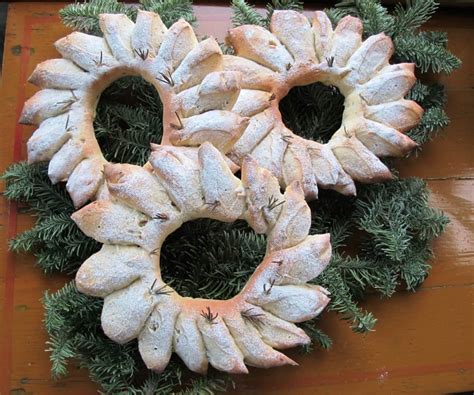 These bread wreaths are made from intertwined pieces of dough with layers of cinnamon and sugar. Christmas Bread Wreath Recipe - The Bread She Bakes