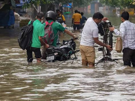 Delhi Flood Over 10 Students Trapped In Floodwater Rescued