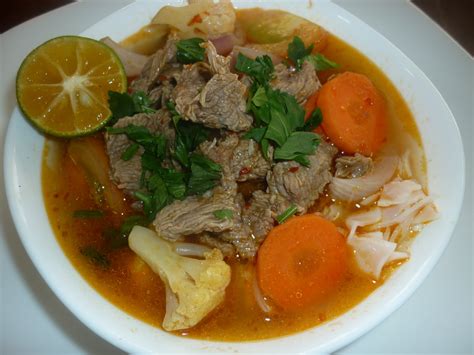 Tried their khao soi, nam ngiao, and kuay teow tom yam, they were pretty decent, and the khao soi was the second best i've ever had. My World ~ My Life: Koey Teow Tomyam Daging