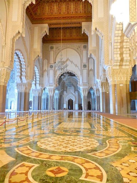 Es ist mit 3 imposanten goldkugeln geschmückt, von denen die größte. Visitiamo insieme la moschea di Hassan II, la più grande ...