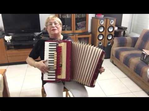 רק בזכות הסרט היא הייתה מסוגלת לספר על מה שעברה. ‫יעל שינדלר - נעורי זהב (שיר רוסי באקורדיון)‬‎ - YouTube