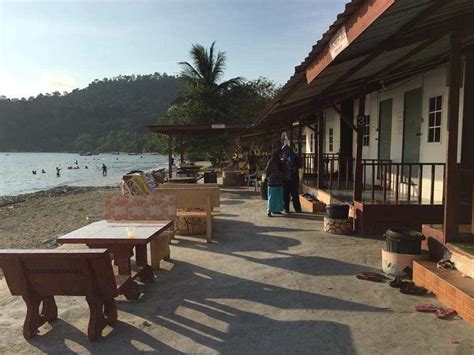 If you're looking for a relaxing and relaxing holiday experience, then this place is the perfect accommodation for you. Teluk Senangin Chalet Tepi Laut Pantai Lumut Perak