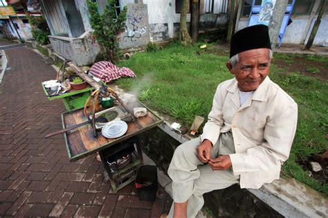 Dan penjual mempertemukan dengan pembeli . Penjual Adalah Dewa / Potret Kota Kuno Arab yang Diazab ...