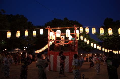 2021年8月のカレンダーを一緒に見てみましょう。 上記でお伝えしたようにお盆期間自体は例年8月 2連休だとお盆って感じもあまりしないですよね…(+д+;lll )。 銀行で働いている友人がいますがその友人はお盆とは違う日に別で長期休暇を取らせてもらっていま. 【2021年お盆はいつ? 】なぜ7月と8月? 行事の流れや由来 ...
