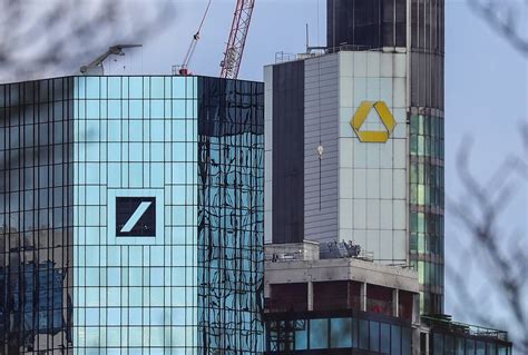 Deutsche bank and commerzbank together have over 140,000 employees. Deutsche Bank y Commerzbank suspenden las negociaciones ...