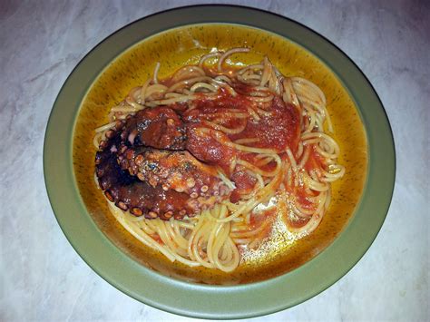 Credo di farlo in maniera abbastanza discreta. La cucina di Ciccio: Spaghetti al sugo di polpo