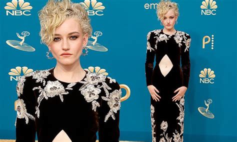 Emmys 2022 Julia Garner Shows Off Pale Toned Tummy In Tight Black Gown