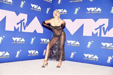 Interjected within each clip, miley is seen crying while performing her latest track to camera. MILEY CYRUS RECREA 'WRECKING BALL' - HEi MUSICA