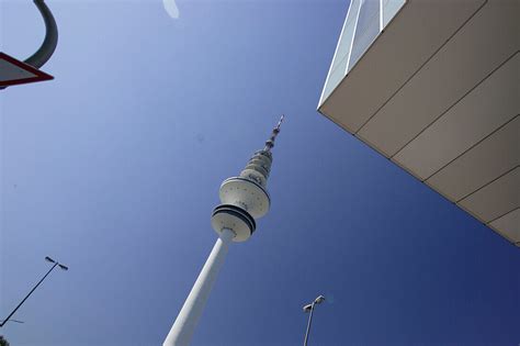 Der Hamburger Fernsehturm Liegt Am Bild Kaufen 70055922 Lookphotos