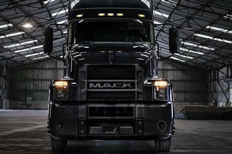 Mack Trucks Black Anthem Todo Al Negro Para Este Súper Camión